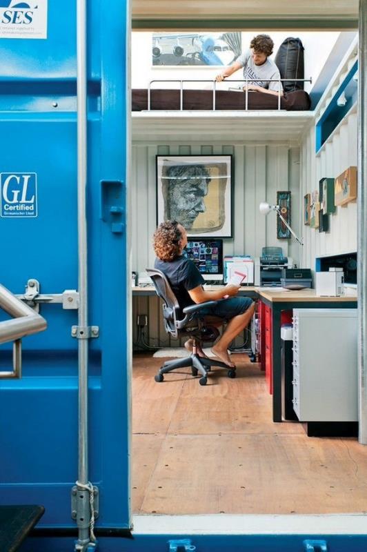 Wardell/Sagan 集装箱住宅的蓝色集装箱内部