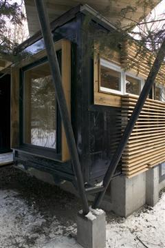 Du Chemin Brochu 集装箱住宅的玻璃窗