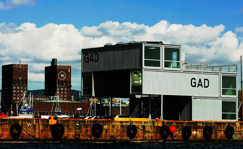 GAD 集装箱画廊矗立在码头顶端