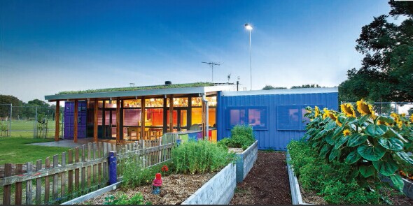 Venny 集装箱儿童中心屋顶及周围的大面积绿化