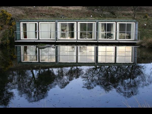 立方体集装箱住宅与池塘水面交相辉映