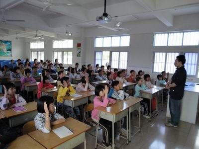 汶川大地震后临时搭建的活动板房小学
