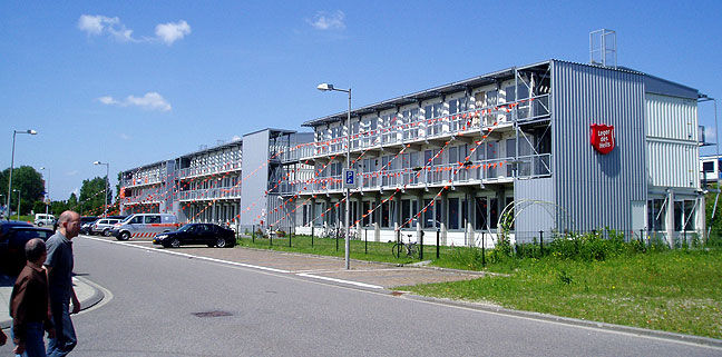 SalvationArmy 宿舍首层支撑结构为混凝土柱,集装箱房屋,集装箱建筑,集装箱住宅,集装箱活动房,住人集装箱