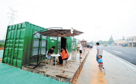 沿着107国道一直往安沙方向行驶,行至毛塘铺集镇,路旁的一个巨大的"绿