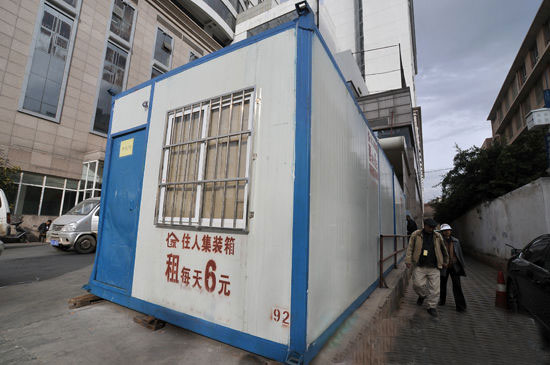农民工盼在车站建集装箱活动房屋式公寓